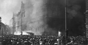 1927년 7월 봉기 동안 불타는 법원 앞에서 시위하는 사람들