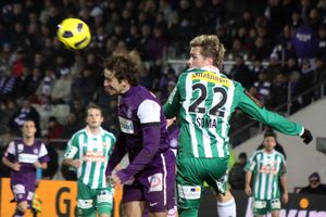 공중에서 경합하는 아우스트리아와 라피트의 선수들