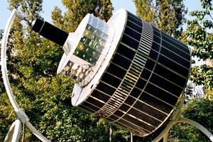 초대 메테오샛 정지 궤도 위성의 모형. 독일 다름슈타트, EUMETSAT 부지, 2006.