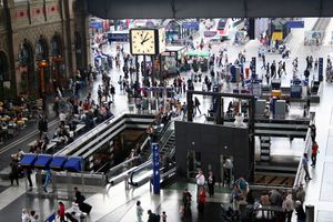 붐비는 중앙역 본관홀