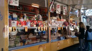 프레데릭스뷔르 현지 식품 시장의 치즈 가판대