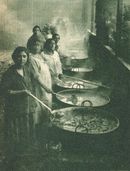 1932년 실업자들에게 음식을 제공하기 위해 여성들이 공동 급식소를 준비하는 모습