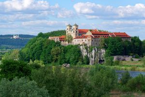 티니에츠 수도원(Tyniec Abbey)과 저 멀리 비엘라니(Bielany)의 카말돌리 수도원(Camaldolese Hermit Monastery)