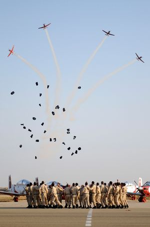 이스라엘 공군사관학교 졸업생들이 공군 장교 계급을 받고 있다.
