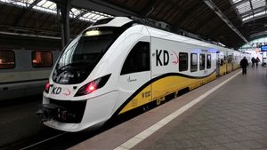돌니슐롱스크 철도(Koleje Dolnośląskie) 열차가 브로츠와프 중앙역에 정차해 있는 모습