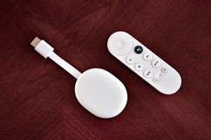 Chromecast with Google TV (4K 모델 사진)는 리모컨으로 조작 가능한 화면 사용자 인터페이스를 갖춘 최초의 제품군이었다.