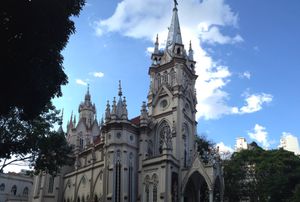 벨루오리존치의 봉영 성모 대성당(Our Lady of Good Voyage Cathedral)은 벨루오리존치 대교구의 주교좌 성당이다.