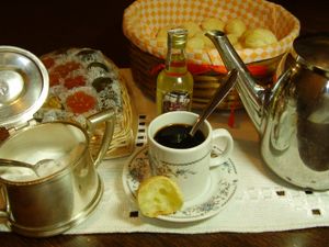 빵 데 케이주, 커피, 작은 병의 카샤사