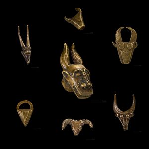 정확한 양의 금가루를 측정하는 데 사용되는 주조 청동 추. 이 시스템의 추는 17세기에 개발되었으며, 이 추들은 19세기의 것이다.