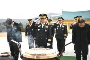 소방청장 정문호 대전현충원 소방충혼탑 참배