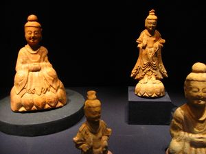 원노리(Wono-ri) 고구려 석불좌상과 보살상