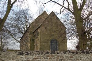 에스컴 교회, 7세기 앵글로색슨 교회의 복원 건물. 교회 건축과 유물은 유용한 역사적 정보의 원천을 제공한다.