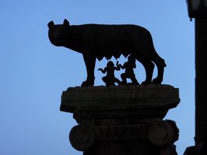 로물루스와 레무스. 트로이 아이네아스의 후손인 이들은 죽도록 버려졌으나, 티베르 강변에서 늑대의 젖을 먹고 아르카디아에서 온 식민지인 폴리스의 왕 에반데르에게 구출되었다. 이 이야기에는 이탈리아 부족이 없다.