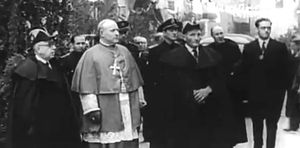 1942년 공후로 즉위한 라몬 이글레시아스(Ramón Iglesias) 주교(중앙).