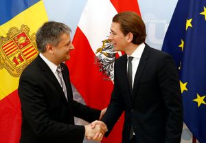 2014년 유럽 평의회 장관위원회에서 안도라 외무장관 질베르 사보야가 오스트리아 외무장관 세바스티안 쿠르츠(Sebastian Kurz)를 만났다.