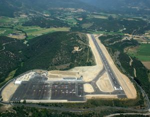 km}} 떨어진 몽페레르 이 카스텔보(카탈루냐, 스페인 동부)에 위치한 안도라-라 세우 드 우르젤 공항 (Andorra–La Seu d'Urgell Airport)