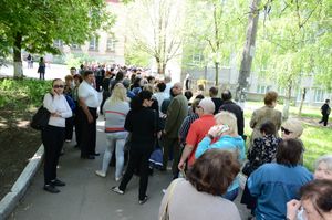 우크라이나 분리주의자들이 주최한 2014년 도네츠크 지위 투표. 2014년 5월 11일 투표소 입구 줄