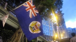 홍콩 국기를 든 독립 지지자들. 홍콩 축구팀과 중국 축구 국가대표팀의 경기 전에 게양되었다.