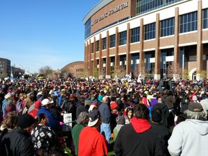 워싱턴 레드스킨스 명칭 논란 동안 시위하는 아메리카 원주민과 그들을 지지하는 사람들