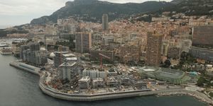 2020년대 해안가에 지어진 작은 아파트 건물과 몇 채의 주택, 완공을 앞두고 있다