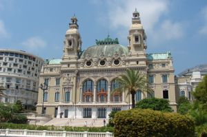 몬테카를로 오페라극장(Opéra de Monte-Carlo)의 해변 쪽 외관
