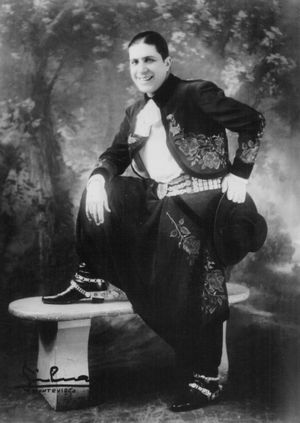 탱고의 가장 위대한 인물로 알려진 프랑스계 아르헨티나인 카를로스 가르델