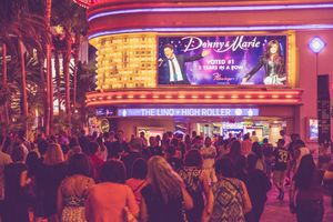 라스베이거스 플라밍고 호텔의 표지판. 도니와 마리의 레지던시를 광고하고 있다.