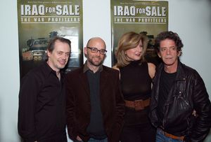스티브 부세미, 모비, 아리아나 허핑턴, 루 리드가 2006년 영화 이라크 매각: 전쟁 이익 챙기는 자들 시사회에 참석한 모습