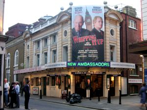 대형 포스터로 현재 공연을 광고하는 극장의 외관.