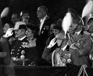 1936년 11월 25일 로마에서 군사 퍼레이드 중인 미클로시 호르티(빅토르 에마누엘레 3세와 함께)