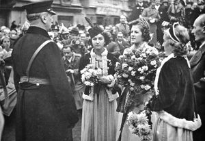 1938년 코마롬(현재의 코마르노)에 진입하는 헝가리군과 호르티