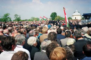 1993년 9월 4일 켄데레슈에서 거행된 호르티의 재매장식. 정부의 공개적인 지지로 인해 시위와 국제적인 관심이 촉발되었다