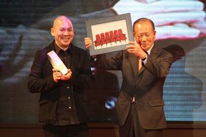 2010년 부산국제영화제에서 차이밍량(왼쪽)은 아시아 영화인상을 수상했다.