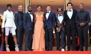 워싱턴(왼쪽에서 세 번째)과 영화 《블랙클랜스맨》팀이 2018 칸 영화제에서