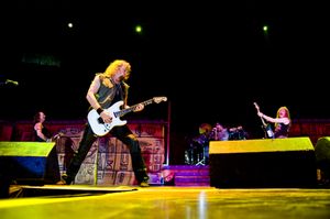 스미스가 서치웨어 백 인 타임 월드 투어 중 아이언 메이든과 함께 공연하는 모습