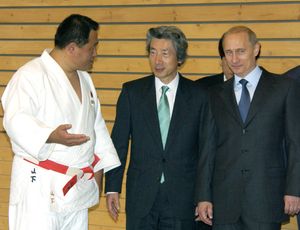2003년 야마시타와 블라디미르 푸틴 대통령, 고이즈미 준이치로 일본 총리.