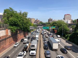 크로스 브롱크스 익스프레스웨이(I-95/US 1)는 일반적으로 교통 체증이 심하다.