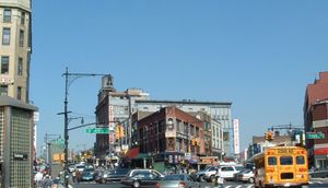 서드 애비뉴에 위치한 소매 중심지 더 허브