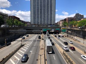 인터스테이트 95 고속도로는 맨해튼을 통과하는 주요 고속도로 중 하나로, 조지 워싱턴 다리와 알렉산더 해밀턴 다리 사이 구간은 트랜스맨해튼 익스프레스웨이로 불린다.