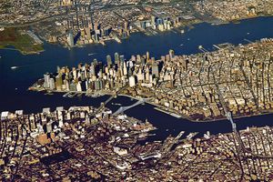 브루클린, 맨해튼, 저지시티에 있던 초창기 뉴네덜란드 정착지는 뉴욕 대도시권으로 성장했으며, 미국 최대의 대도시권이 되었다.