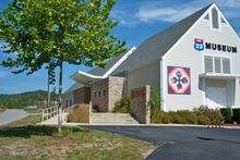 미국 23번 국도 컨트리 음악 고속도로 박물관은 페인츠빌에 있으며 US 23 근처에서 자란 컨트리 음악가들에게 헌정되었다.