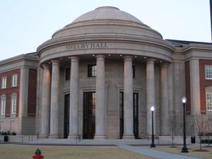 셸비 홀은 1,000,000 평방 피트 규모의 교육 및 연구 시설인 과학 및 공학 복합 단지의 중심 건물이다.