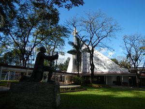 아테네오 데 마닐라 초등학교의 성수호 천사 예배당과 성 이냐시오 데 로욜라 동상