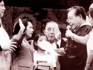 제2차 EDSA 혁명 사건 이후 조셉 에스트라다 대통령을 축출하고 필리핀 제14대 대통령으로 취임 선서하는 글로리아 마카파갈 아로요 부통령