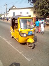 쿠마시 도로를 달리는 트로트로