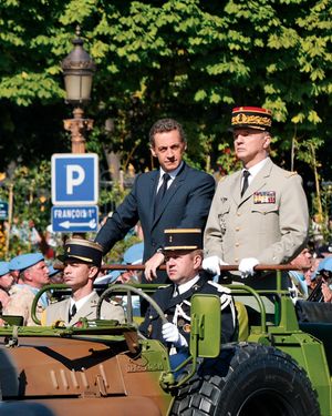 2008년 바스티유의 날, 샹젤리제 거리에서 열병식을 사열하는 니콜라 사르코지 대통령과 장군 장-루이 조르젤랭(Jean-Louis Georgelin), 합참의장