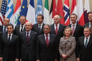 2011년 3월 19일 파리 정상회담에 참석한 스톨텐베르그(뒷줄 오른쪽에서 두 번째). 이 회담은 리비아 군사 개입의 시작을 알렸다.