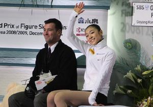 2008-09년 그랑프리 파이널 당시 제자인 김연아와 함께 있는 오서.