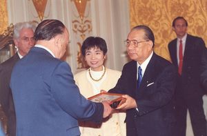 2009년 알렉산더 야코블레프(Alexander Yakovlev)로부터 레오나르도 상을 수상하는 이케다 다이사쿠