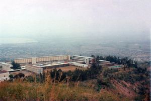 부줌부라 대학교 건물 전경